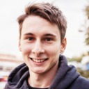 在群组和频道管理上，Telegram 完全领先，支持大规模用户同时在线，是我运营社群的首选工具。